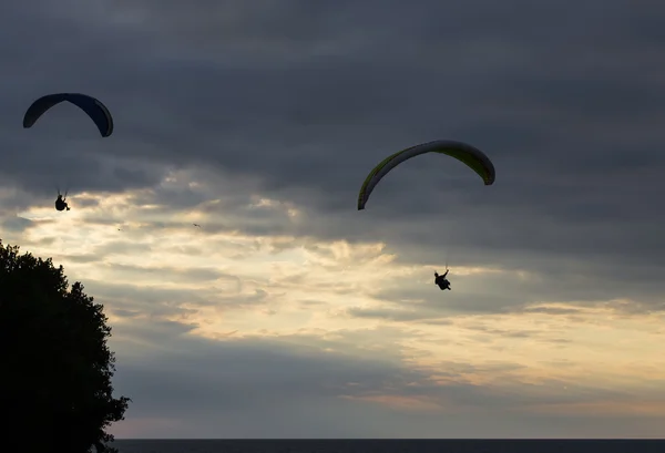 Gün batımında paraşütler — Stok fotoğraf