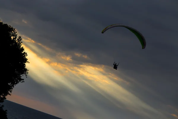 日没でパラグライダー — ストック写真