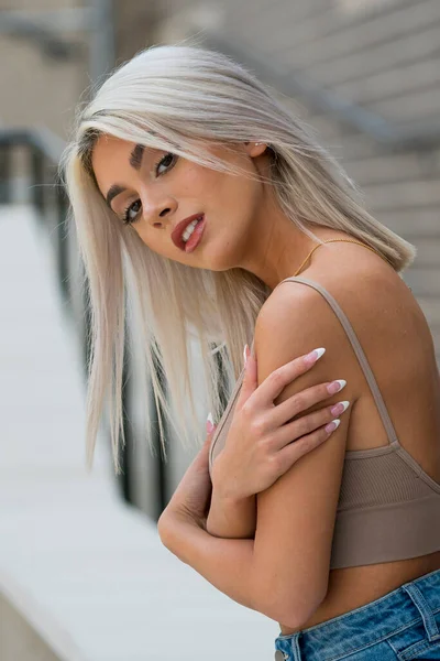 Розкішна Блондинка Модель Позує Відкритому Повітрі Міському Середовищі — стокове фото