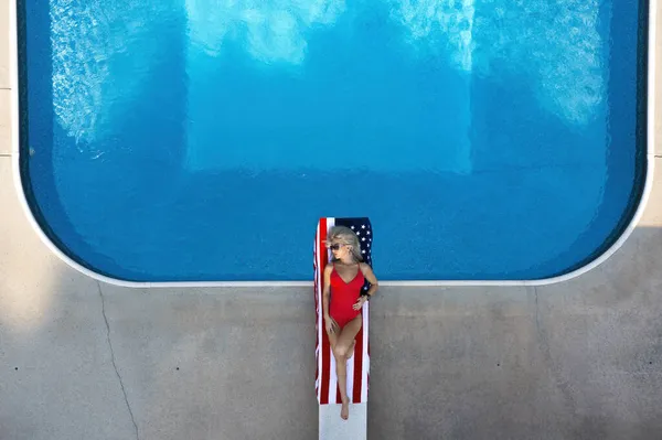 Gorgeous Patriotic Bikini Model Enjoys Holiday Weekend Local Pool — Stock Photo, Image