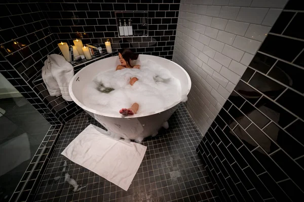 Muhteşem Bir Esmer Model Yuvarlak Bir Küvette Banyo Yaparken Çıplak — Stok fotoğraf