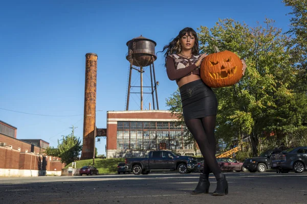 Beau Modèle Pose Avec Une Citrouille Pour Saison Halloween Aux — Photo