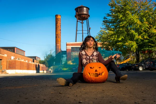 Beau Modèle Pose Avec Une Citrouille Pour Saison Halloween Aux — Photo