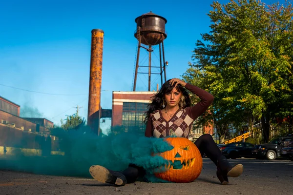 Beau Modèle Pose Avec Une Citrouille Pour Saison Halloween Aux — Photo