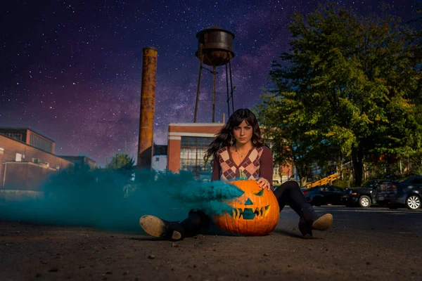 Beau Modèle Pose Avec Une Citrouille Pour Saison Halloween Aux — Photo