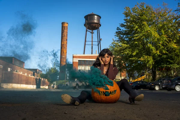 Beau Modèle Pose Avec Une Citrouille Pour Saison Halloween Aux — Photo