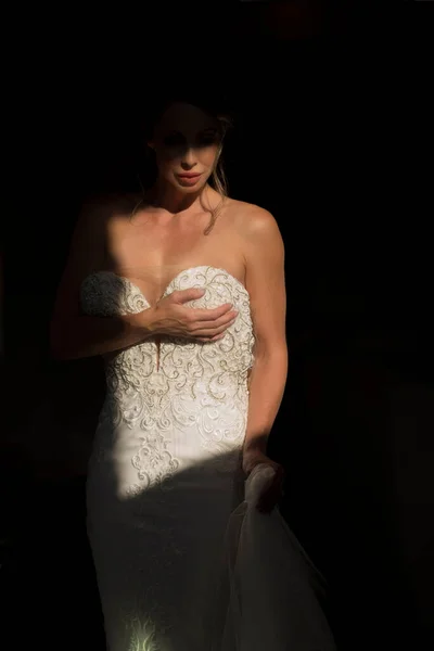 Eine Hinreißende Brünette Braut Posiert Ihrem Hochzeitskleid Vor Dem Großen — Stockfoto