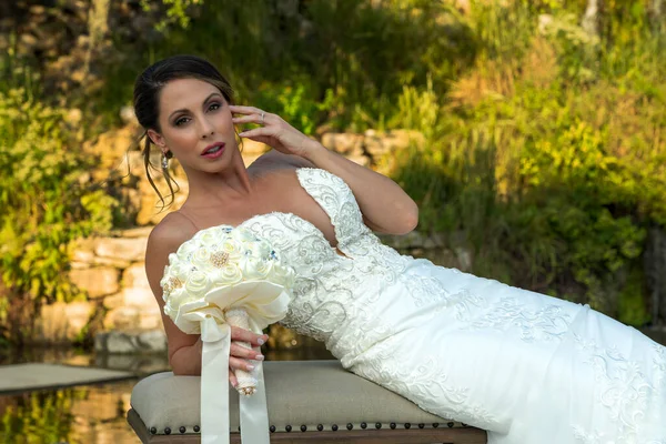 Gorgeous Brunette Bride Poses Her Wedding Dress Big Day — Stock Photo, Image