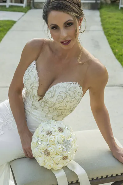 Gorgeous Brunette Bride Poses Her Wedding Dress Big Day — Stock Photo, Image