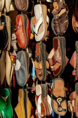 Ayakkabılar Fas 'ta bir pazarda yerel bir satıcı tarafından satılıyor.