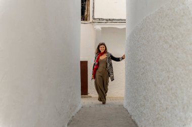 Fas 'ta bir sokak ortamında muhteşem bir model poz veriyor