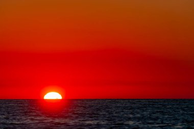 Baja California 'daki Pasifik Okyanusu' ndan güneş doğuyor.