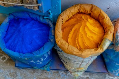 Mavi şehirdeki renkli Fas baharatları Şef, Fas, Afrika.