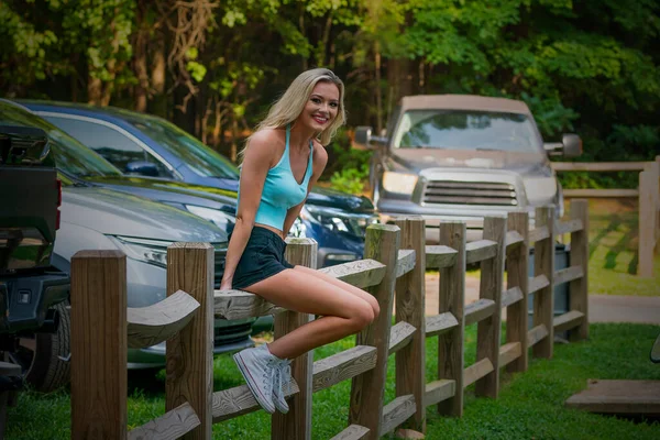 Uma Linda Modelo Loira Desfruta Dia Lago — Fotografia de Stock