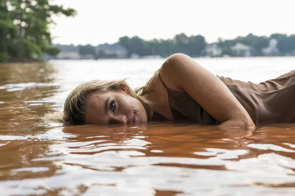 Gorgeous Blonde Model Enjoys Day Lake — Stock Photo, Image