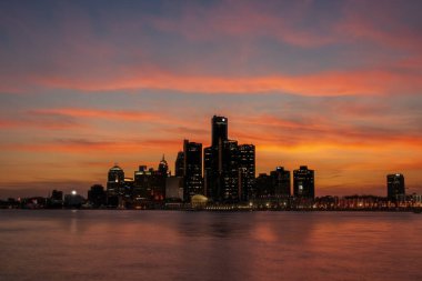 Detroit, ABD 'nin Michigan eyaletinin en büyük ve en kalabalık şehri, ABD' nin Kanada sınırındaki en büyük şehri ve Wayne County 'nin ana şehridir.. 