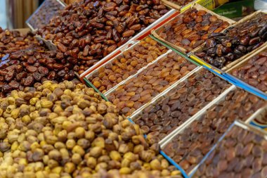 Mavi şehir Fez, Fas, Afrika 'daki açık pazarda küçük meyveler, sebzeler ve etler satılmaktadır..