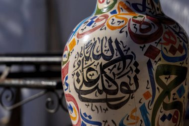 Fas 'ın el yapımı fayans mozaikleri ve el yapımı seramik geleneği Fes, Fas, Afrika' da üretiliyor.