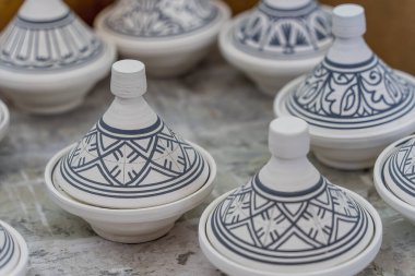 Fas 'ın el yapımı fayans mozaikleri ve el yapımı seramik geleneği Fes, Fas, Afrika' da üretiliyor.