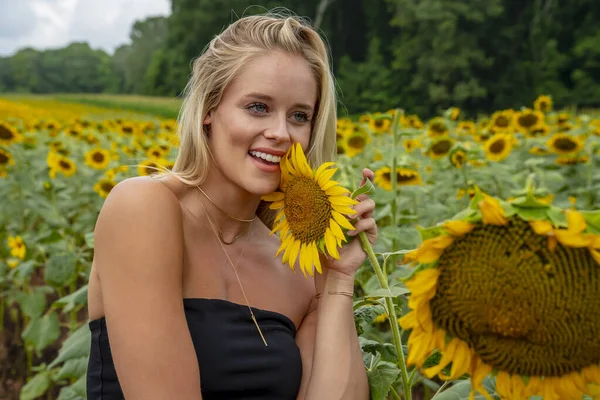 Een Prachtig Blond Model Poseert Buiten Een Veld Van Zonnebloemen — Stockfoto