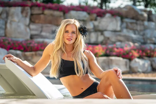 Muhteşem Sarışın Bir Bikini Mankeni Havuz Başında Bir Yaz Gününün — Stok fotoğraf