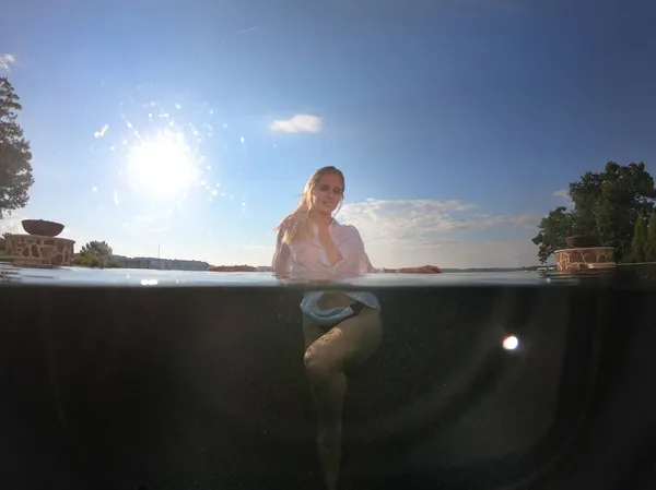 Ein Hinreißendes Blondes Bikini Model Genießt Einen Sommertag Pool — Stockfoto