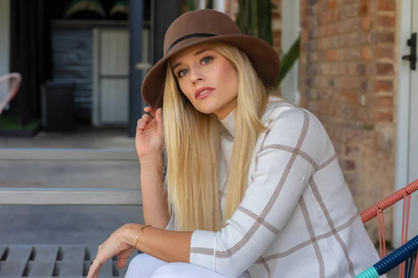 Gorgeous Blonde Model Poses Outdoors Her Fall Clothes — Stock Photo, Image