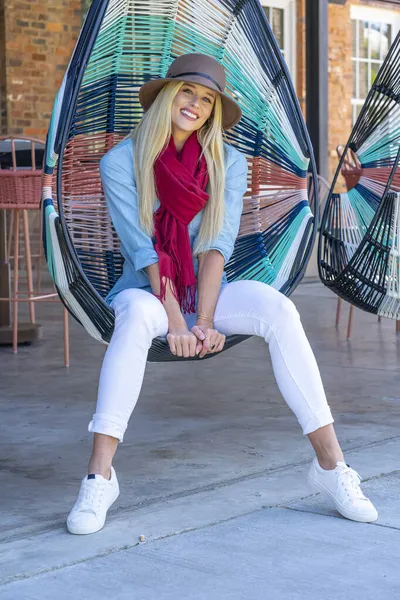 Een Prachtig Blond Model Poseert Buiten Haar Herfstkleren — Stockfoto