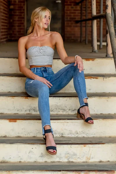 Gorgeous Blonde Model Poses Outdoors Urban Environment — Stock Photo, Image