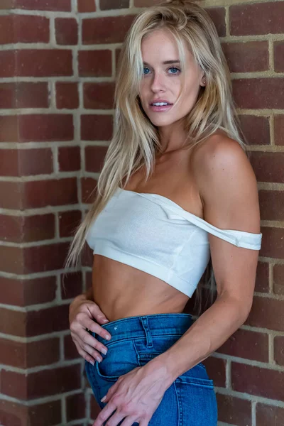 Vacker Blond Modell Poserar Utomhus Urban Miljö — Stockfoto