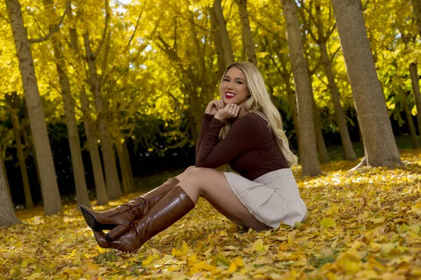 豪華なブロンドモデルが秋の天気を楽しみながら屋外でポーズ — ストック写真