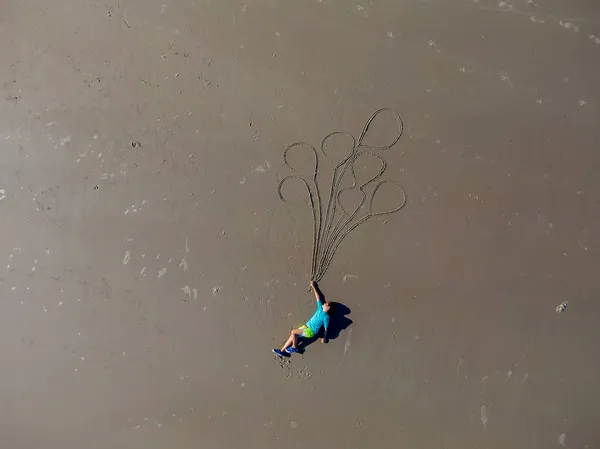 Uma Criança Pequena Finge Ser Levada Com Balões Uma Praia — Fotografia de Stock