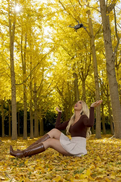 Una Hermosa Modelo Rubia Posa Aire Libre Mientras Disfruta Del — Foto de Stock