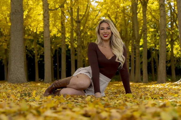 Egy Gyönyörű Szőke Modell Pózol Szabadban Miközben Élvezi Őszi Időjárást — Stock Fotó