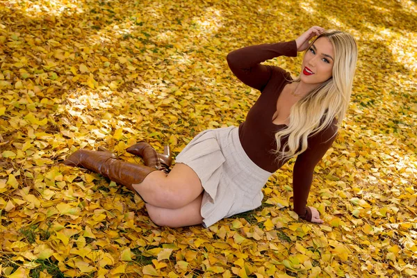 Vacker Blond Modell Poserar Utomhus Medan Njuter Höstvädret — Stockfoto