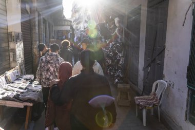Mavi şehir Fez, Fas, Afrika 'daki açık pazarda küçük meyveler, sebzeler ve etler satılmaktadır..