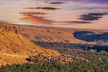 Errachidia, Fas, Afrika yakınlarındaki Ziz Vadisi 'ndeki geleneksel köy.
