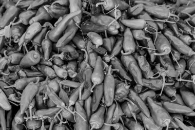 Mavi şehir Fez, Fas, Afrika 'daki açık pazarda küçük meyveler, sebzeler ve etler satılmaktadır..