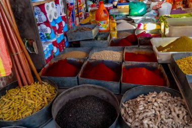 Rissani, Fas, Afrika 'da açık pazarda renkli Fas baharatları.