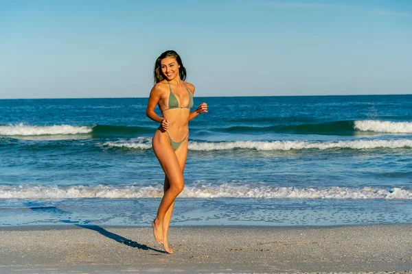 Ein Schönes Mixed Race Bikini Model Genießt Das Wetter Draußen — Stockfoto