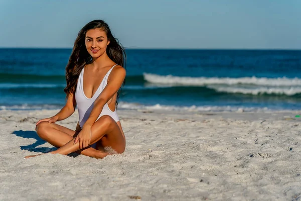 一个漂亮的混血比基尼模特在海滩上享受户外天气 — 图库照片