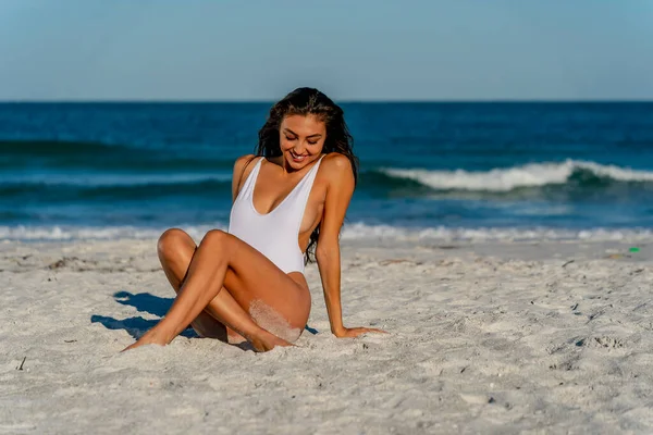 Hermoso Modelo Bikini Raza Mixta Disfruta Del Clima Aire Libre —  Fotos de Stock