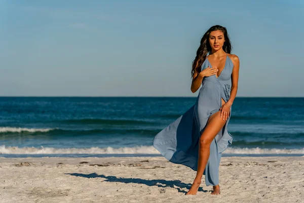 Красивая Модель Бикини Наслаждается Погодой Пляже — стоковое фото