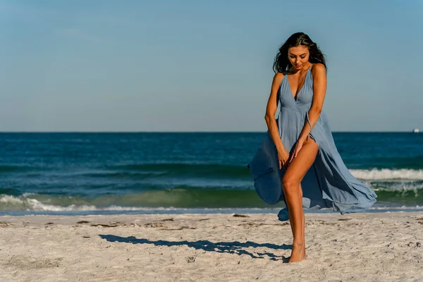 Güzel bir melez bikini modeli sahilde açık havanın tadını çıkarıyor.