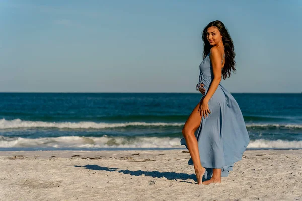 Güzel Bir Melez Bikini Modeli Sahilde Açık Havanın Tadını Çıkarıyor — Stok fotoğraf