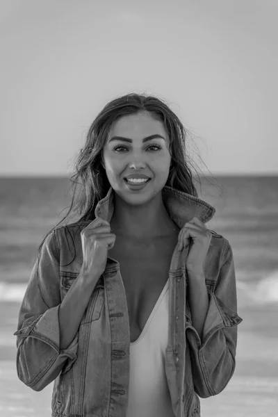 Piękny Mieszany Model Bikini Cieszy Się Pogodą Plaży — Zdjęcie stockowe