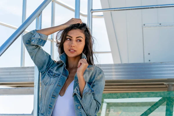 Güzel bir melez bikini modeli sahilde açık havanın tadını çıkarıyor.