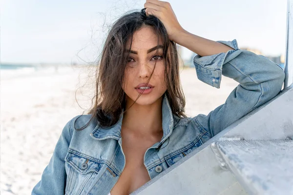 Een Prachtig Gemengd Race Bikini Model Geniet Van Het Weer — Stockfoto