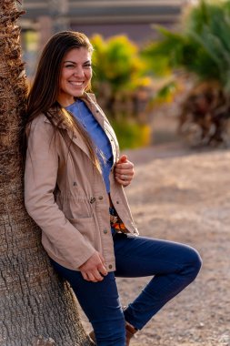 Güzel bir İspanyol mankeni kışın Arizona çölünün tadını çıkarır.