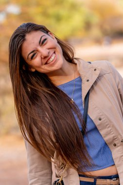 Güzel bir İspanyol mankeni kışın Arizona çölünün tadını çıkarır.